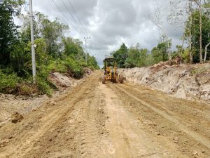 Satgas TMMD Kodim 1012/Buntok Gunakan Alat Berat Gleder untuk Maksimalkan Pembukaan Jalan Baru
