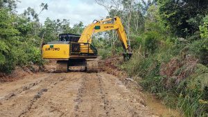 Excavator TMMD Kodim 1012/Buntok Kerjakan Drainase di Sisi Jalan Wungkur Baru