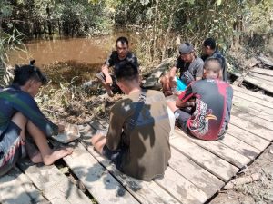 Satgas TMMD Kodim 1012/Buntok Beristirahat di Bawah Rindang Pohon Saat Pembukaan Jalan