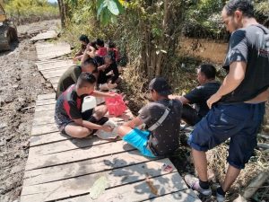 Kekompakan Dan Kebersamaan Satgas TMMD dalam Momen Makan Siang Bersama