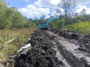 Excavator Bekerja Ekstra di Lahan Berlumpur: Tantangan Berat Satgas TMMD Ke-124 Kodim 1012/Buntok