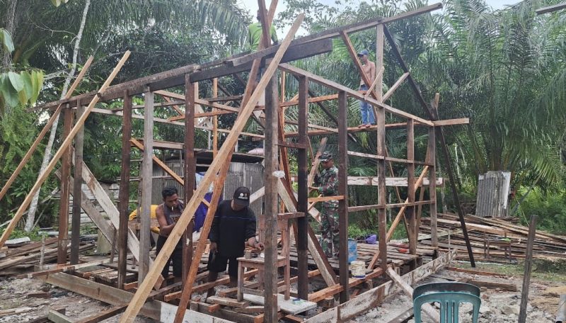 Pemasangan Rangka Kayu RTLH TMMD Kodim 1012/Buntok Dikebut Bersama Warga