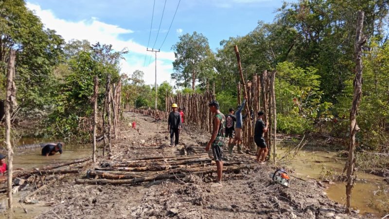 Gotong Royong Warnai Pemasangan Cerucuk Jalan TMMD Kodim 1012/Buntok