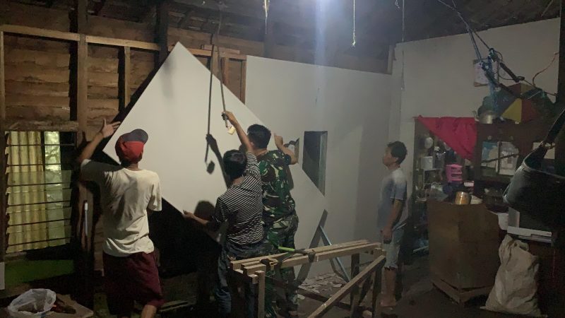 Terus Pacu Pembangunan RTLH, Satgas TMMD Reguler Ke-124 Kodim 1012/Buntok Lembur Hingga Malam