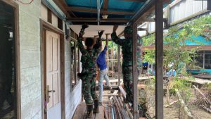 Rehab Mushola di Desa Talio, Satgas TMMD Kodim 1012/Buntok Pasang Plafon Demi Kenyamanan Beribadah