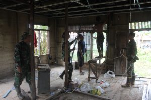 Satgas TMMD Kodim 1012/Buntok Pasang Kerangka Plafon RTLH, Wujud Kepedulian Nyata untuk Warga Desa Talio