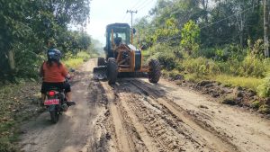 TMMD Ke-124 Kodim 1012/Buntok Perbaiki Jalan di Desa Wungkur Baru Demi Tingkatkan Aksesibilitas Warga
